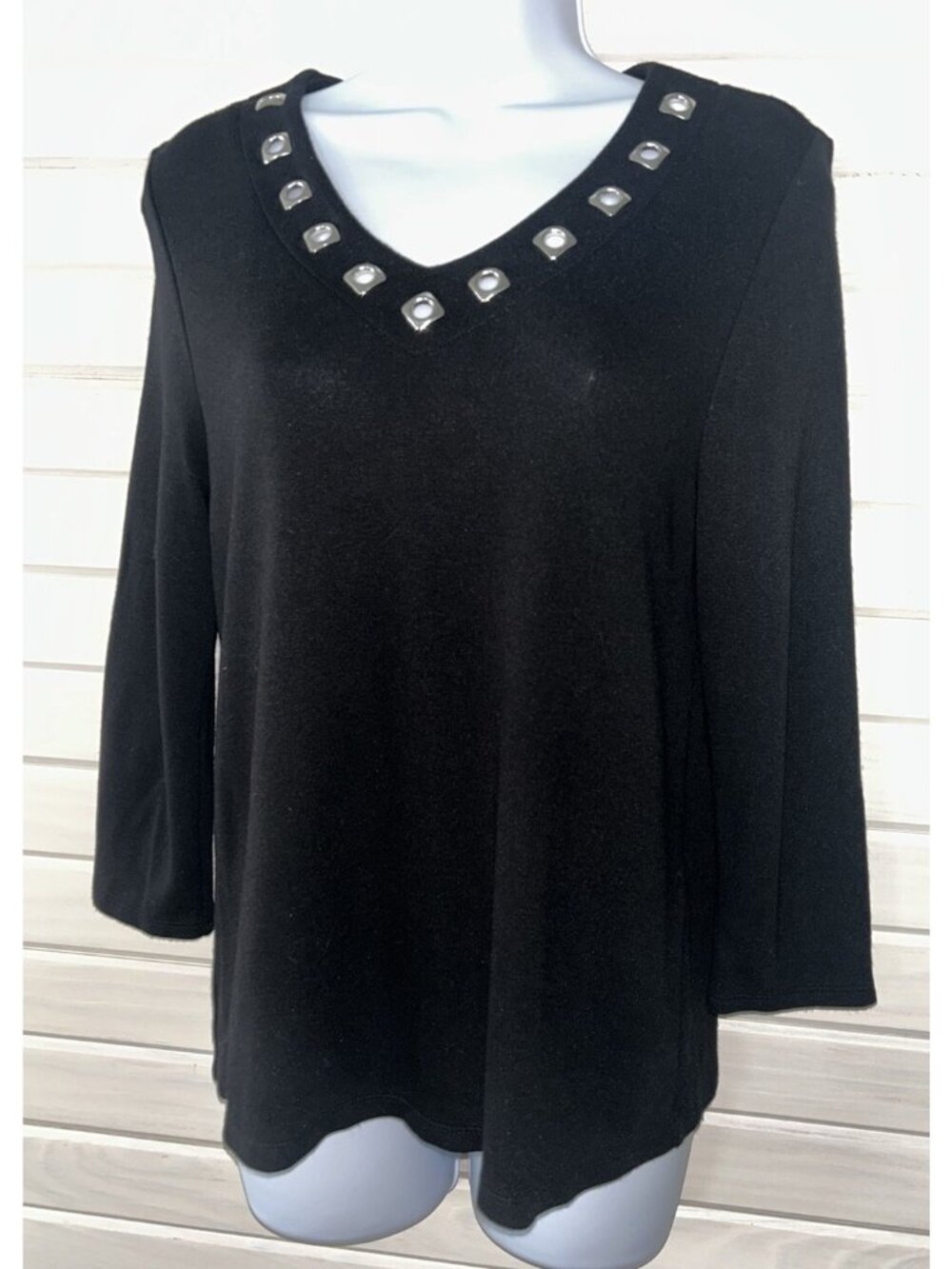by Chicos Sz PETITES 0 (SMALL) Black Knit V-Neck Tee Grommet Accent Stretch EUC